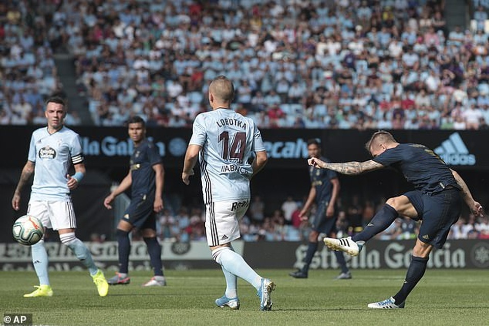 Modric bị thẻ đỏ, Real Madrid vẫn thắng thuyết phục Celta Vigo - 9 Modric bị thẻ đỏ, Real Madrid vẫn thắng thuyết phục Celta Vigo - 9