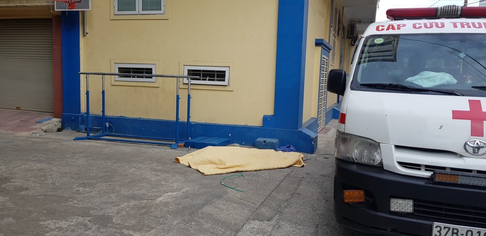Thầy giáo nước ngoài rơi từ tầng 4 trung tâm Anh ngữ xuống đất tử vong - 2 Thầy giáo nước ngoài rơi từ tầng 4 trung tâm Anh ngữ xuống đất tử vong - 2