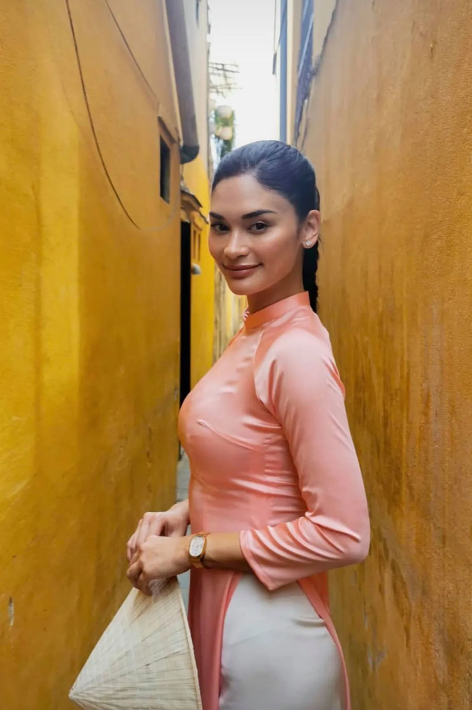 Hoa hậu hoàn vũ Pia Wurtzbach duyên dáng diện áo dài dạo phố Hội An - 1 Hoa hậu hoàn vũ Pia Wurtzbach duyên dáng diện áo dài dạo phố Hội An - 1