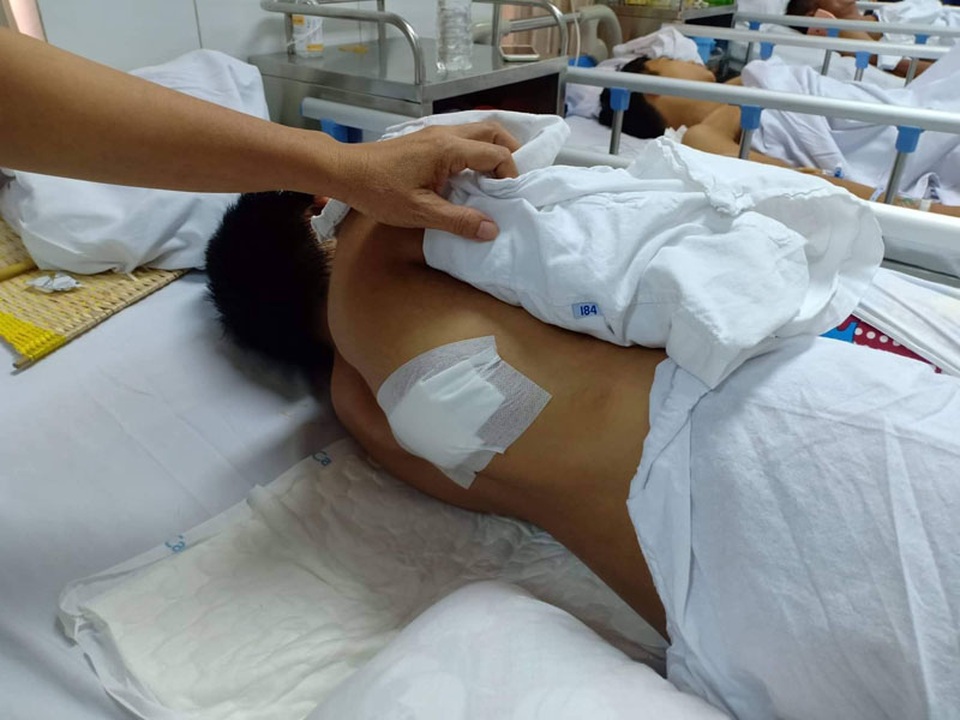 Nghẹn ngào cảnh vợ chồng vét đến hạt thóc cuối cùng đem đi bán cứu con trai không hậu môn - 7 Nghẹn ngào cảnh vợ chồng vét đến hạt thóc cuối cùng đem đi bán cứu con trai không hậu môn - 7