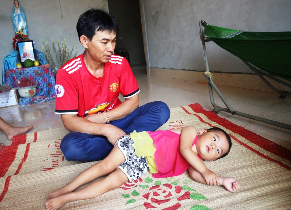 Người cha mắc bệnh tim ôm hai con teo não vật vã trong đói nghèo - 8 Người cha mắc bệnh tim ôm hai con teo não vật vã trong đói nghèo - 8