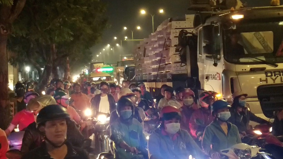 Hơn 100 người giúp tài xế gom 2,7 tấn cá bị đổ tràn trên quốc lộ - 3 Hơn 100 người giúp tài xế gom 2,7 tấn cá bị đổ tràn trên quốc lộ - 3