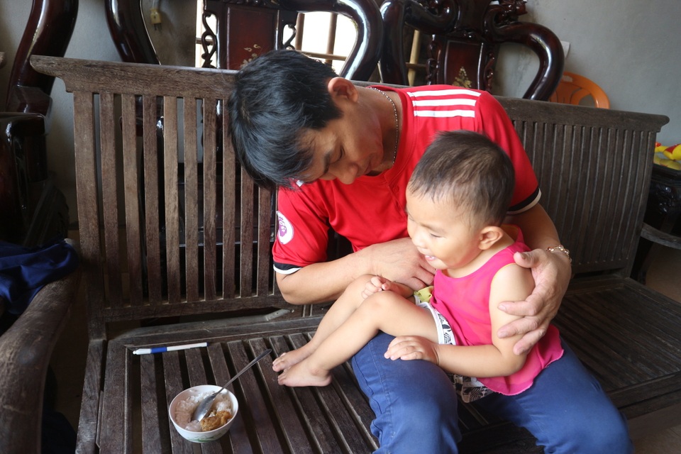 Người cha mắc bệnh tim ôm hai con teo não vật vã trong đói nghèo - 1 Người cha mắc bệnh tim ôm hai con teo não vật vã trong đói nghèo - 1