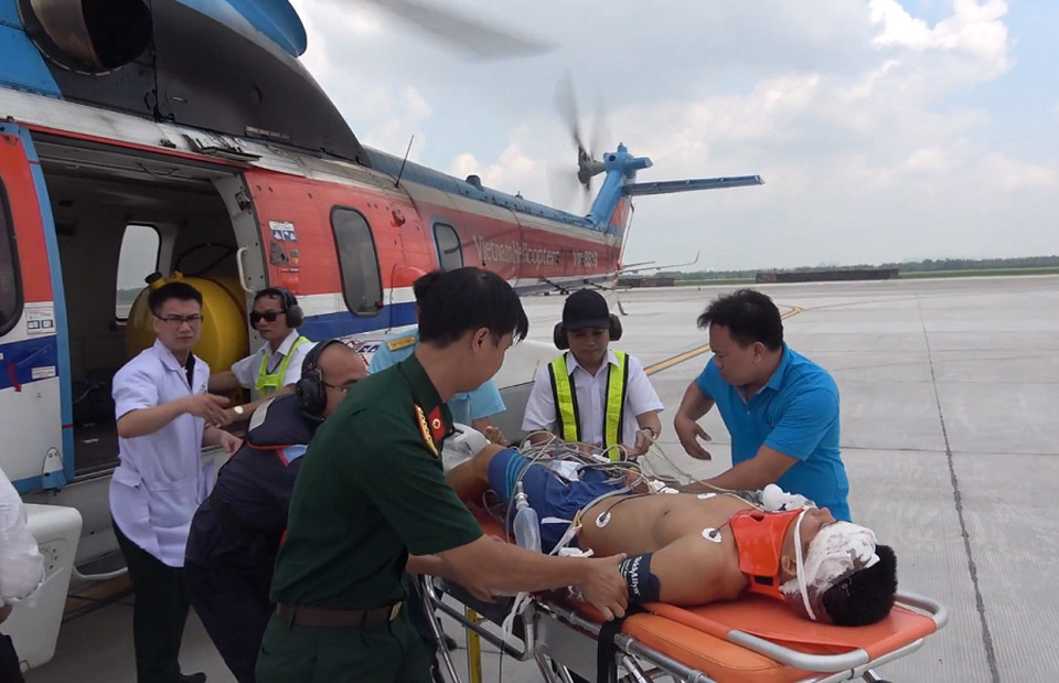 Trực thăng đưa chiến sĩ bị thương nặng trên quần đảo Trường Sa vào đất liền cấp cứu - 3 Trực thăng đưa chiến sĩ bị thương nặng trên quần đảo Trường Sa vào đất liền cấp cứu - 3