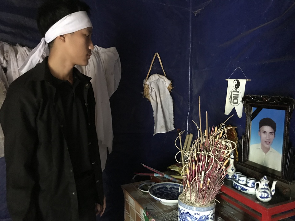 Nỗi đau xé lòng của cậu bé bỗng thành mồ côi trong ngôi nhà với nhiều cái chết bí ẩn - 4 Nỗi đau xé lòng của cậu bé bỗng thành mồ côi trong ngôi nhà với nhiều cái chết bí ẩn - 4