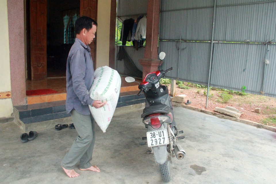 Nghẹn ngào cảnh vợ chồng vét đến hạt thóc cuối cùng đem đi bán cứu con trai không hậu môn - 1 Nghẹn ngào cảnh vợ chồng vét đến hạt thóc cuối cùng đem đi bán cứu con trai không hậu môn - 1