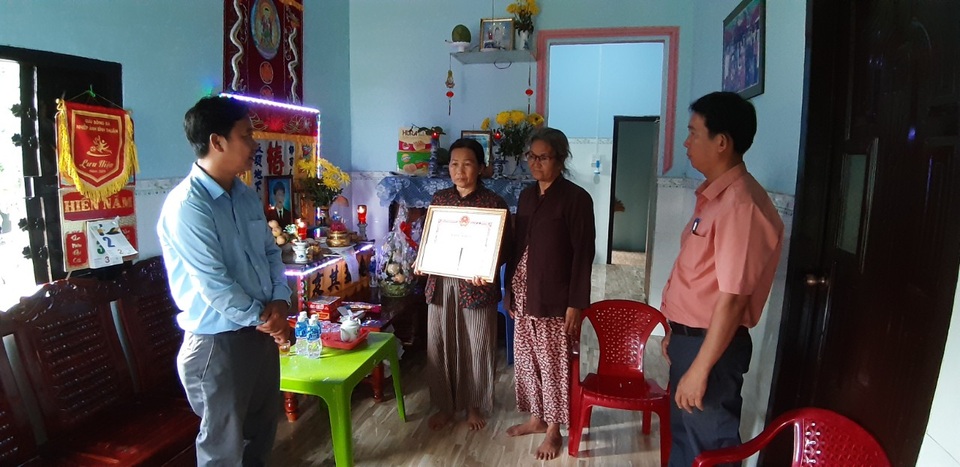 Vụ sóng biển cuốn trôi 11 du khách: Khen thưởng 6 người tham gia cứu hộ - 2 Vụ sóng biển cuốn trôi 11 du khách: Khen thưởng 6 người tham gia cứu hộ - 2