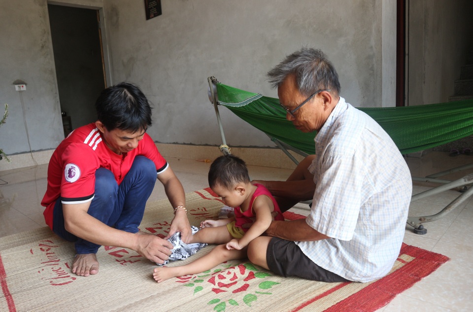 Người cha mắc bệnh tim ôm hai con teo não vật vã trong đói nghèo - 9 Người cha mắc bệnh tim ôm hai con teo não vật vã trong đói nghèo - 9