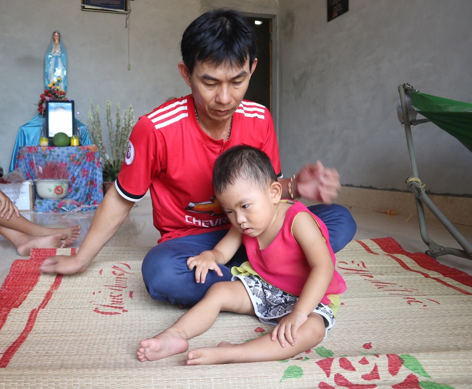 Người cha mắc bệnh tim ôm hai con teo não vật vã trong đói nghèo - 7 Người cha mắc bệnh tim ôm hai con teo não vật vã trong đói nghèo - 7