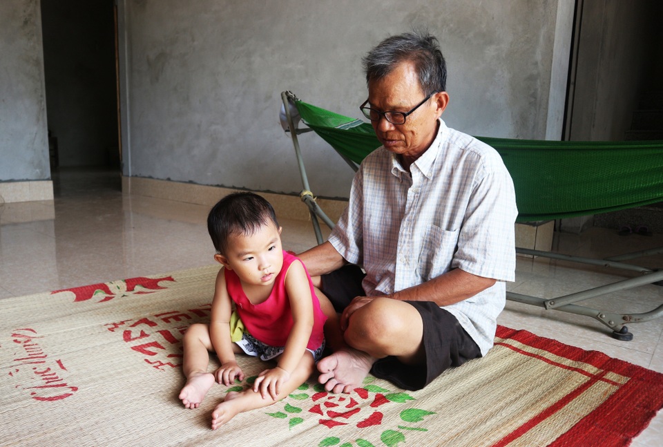 Người cha mắc bệnh tim ôm hai con teo não vật vã trong đói nghèo - 3 Người cha mắc bệnh tim ôm hai con teo não vật vã trong đói nghèo - 3