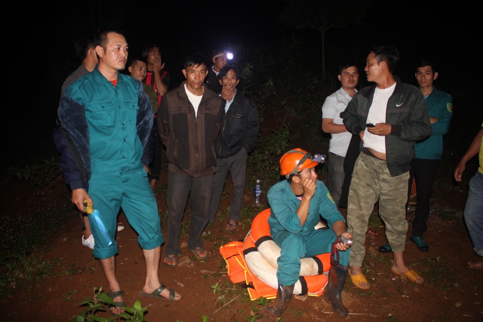 Hàng trăm người tham gia tìm kiếm 3 thanh niên bị nước cuốn mất tích - 4 Hàng trăm người tham gia tìm kiếm 3 thanh niên bị nước cuốn mất tích - 4