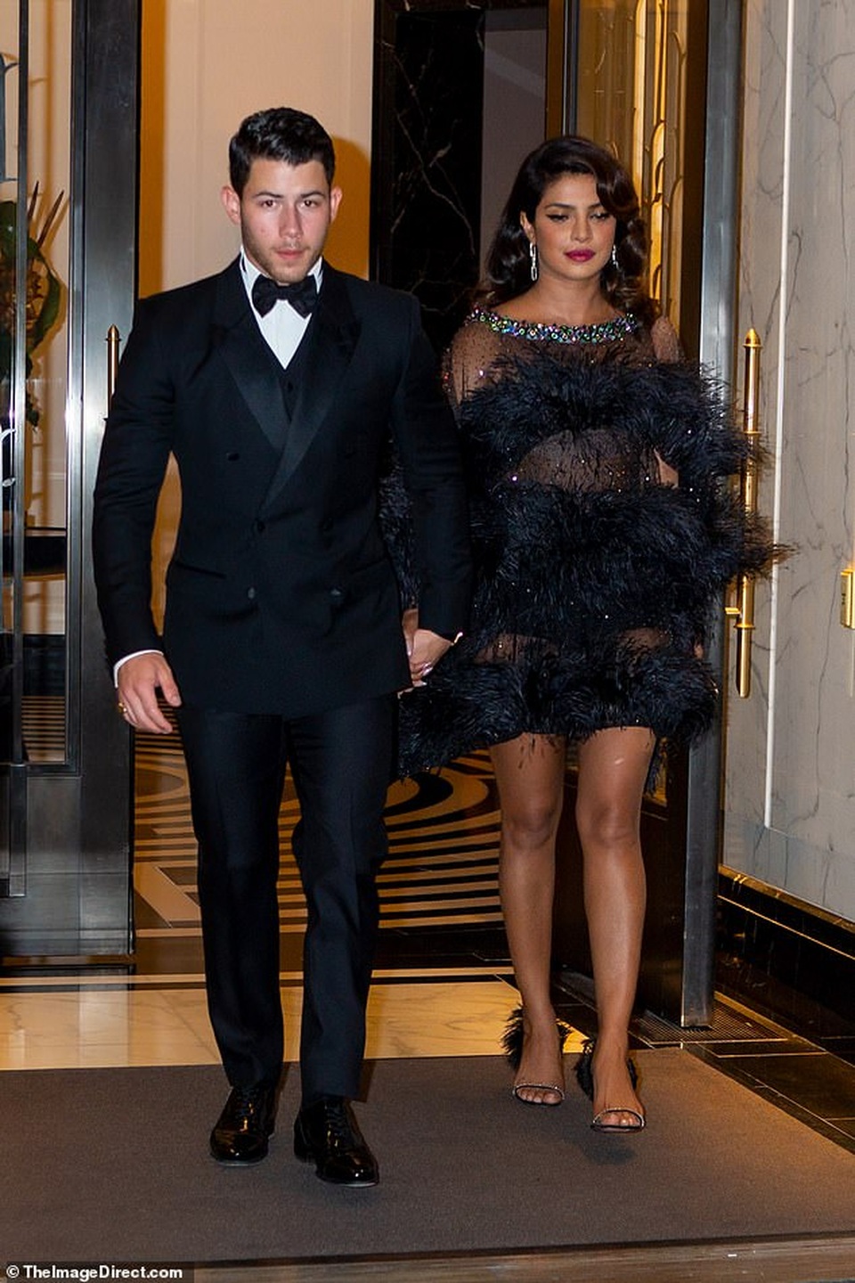 Priyanka Chopra diện váy xuyên thấu sánh đôi chồng kém 10 tuổi - 1 Priyanka Chopra diện váy xuyên thấu sánh đôi chồng kém 10 tuổi - 1