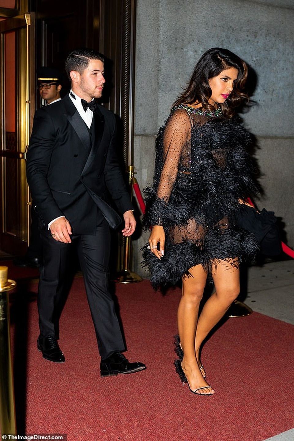 Priyanka Chopra diện váy xuyên thấu sánh đôi chồng kém 10 tuổi - 3 Priyanka Chopra diện váy xuyên thấu sánh đôi chồng kém 10 tuổi - 3