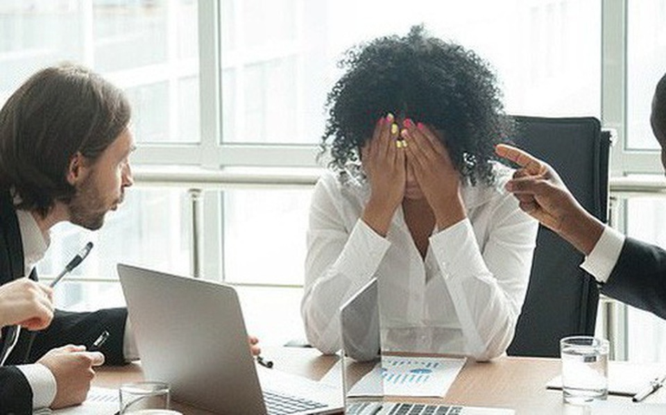 Nguyên nhân chính khiến dân công sở bật khóc là do đồng nghiệp chèn ép - 1 Nguyên nhân chính khiến dân công sở bật khóc là do đồng nghiệp chèn ép - 1