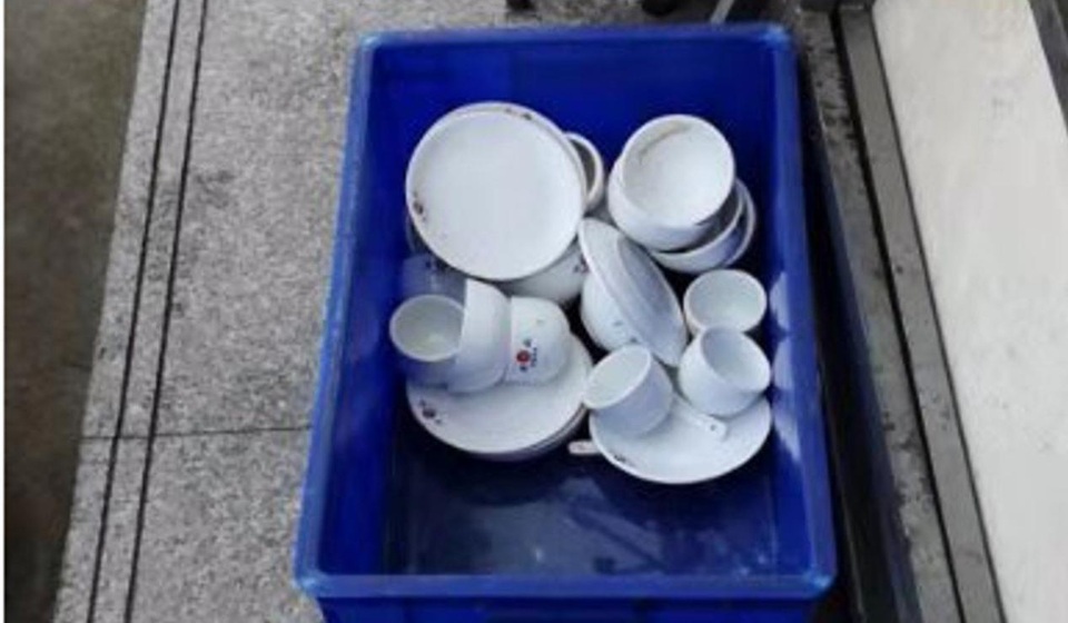 Nhà hàng phải đóng cửa vì bị phát hiện rửa bát trong vũng nước bẩn - 2 Nhà hàng phải đóng cửa vì bị phát hiện rửa bát trong vũng nước bẩn - 2