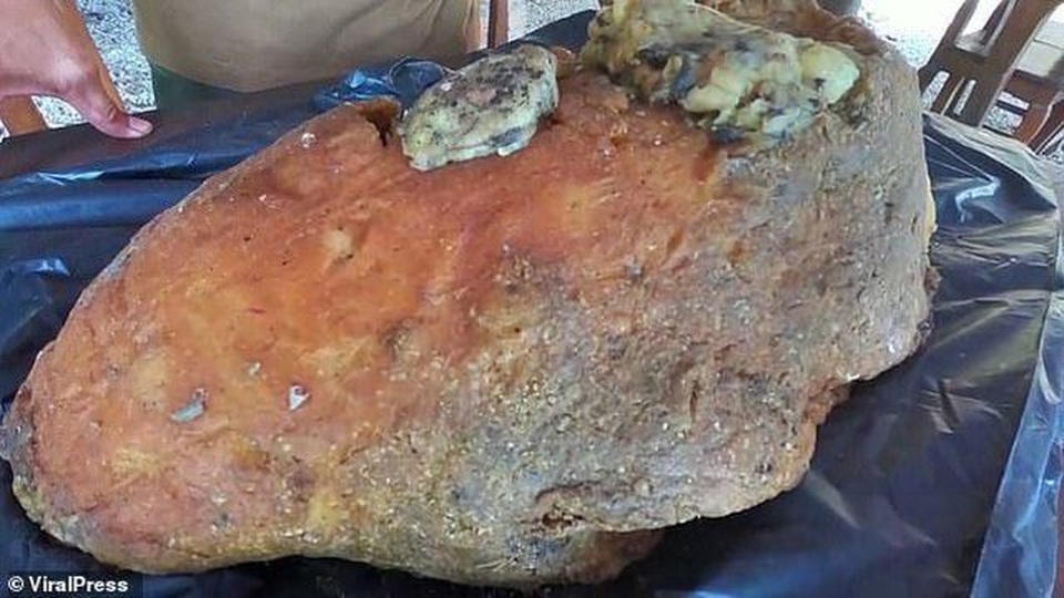 Nhặt được khối đá xù xì dạt bờ biển, ngư dân trúng lớn 12 tỷ đồng - 2 Nhặt được khối đá xù xì dạt bờ biển, ngư dân trúng lớn 12 tỷ đồng - 2