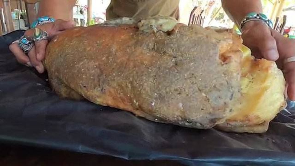 Nhặt được khối đá xù xì dạt bờ biển, ngư dân trúng lớn 12 tỷ đồng - 3 Nhặt được khối đá xù xì dạt bờ biển, ngư dân trúng lớn 12 tỷ đồng - 3