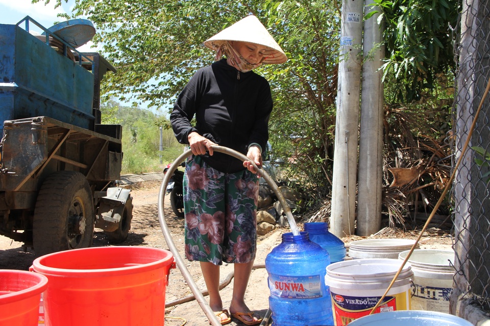 Phú Yên nắng hạn suốt nhiều tháng, hơn 9.000 hộ dân “khát nước” trầm trọng - 6 Phú Yên nắng hạn suốt nhiều tháng, hơn 9.000 hộ dân “khát nước” trầm trọng - 6