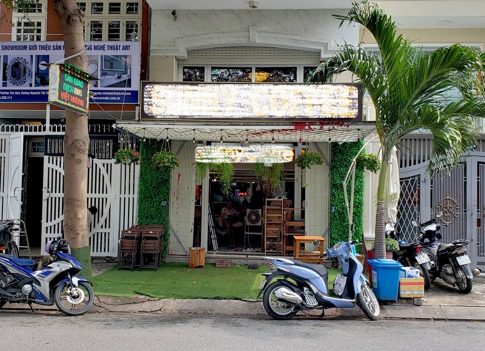 Quán cà phê bị “khủng bố” bằng sơn, mắm tôm - 1 Quán cà phê bị “khủng bố” bằng sơn, mắm tôm - 1