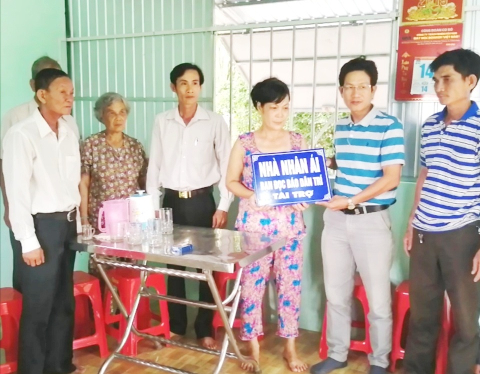 Bạn đọc Dân trí tặng ngôi nhà mơ ước cho gia đình bệnh hiểm chờ tử thần khiêng đi - 1 Bạn đọc Dân trí tặng ngôi nhà mơ ước cho gia đình bệnh hiểm chờ tử thần khiêng đi - 1