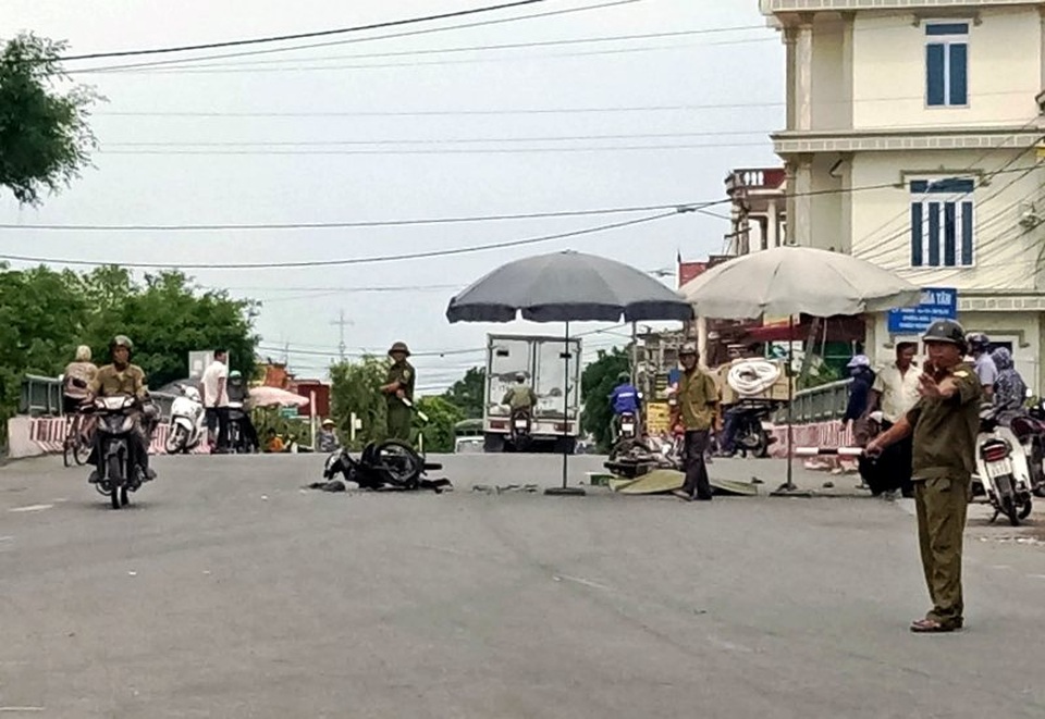 Hai xe máy đấu đầu, 3 người thương vong - 1