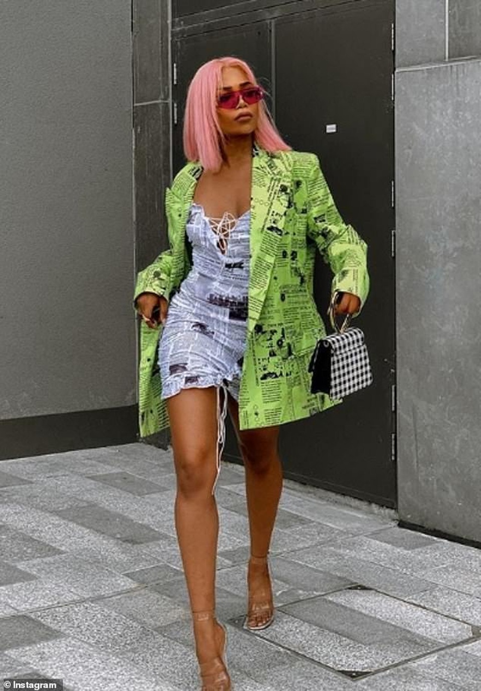 Họa tiết báo in gây sốt với giới thời trang - 19 Họa tiết báo in gây sốt với giới thời trang - 19