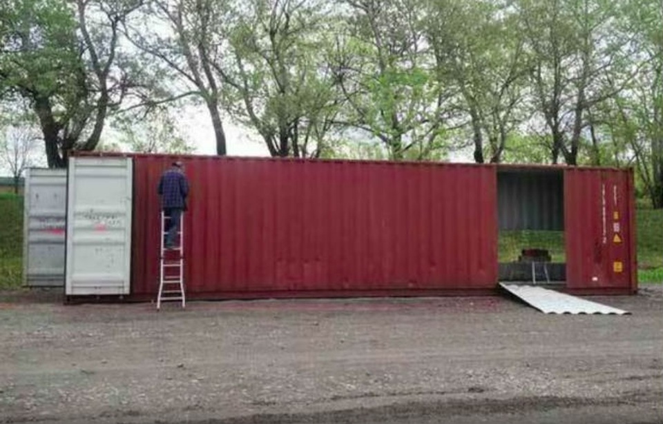 Mua bốn chiếc container để xây dựng một ngôi nhà độc đáo - 1 Mua bốn chiếc container để xây dựng một ngôi nhà độc đáo - 1