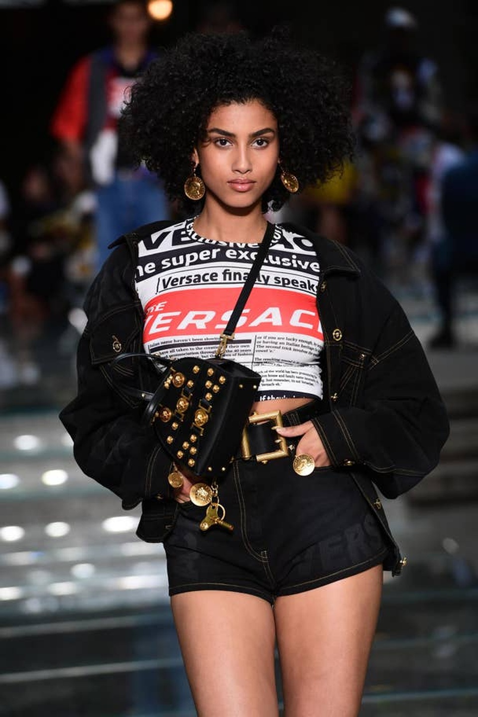 Họa tiết báo in gây sốt với giới thời trang - 4 Họa tiết báo in gây sốt với giới thời trang - 4