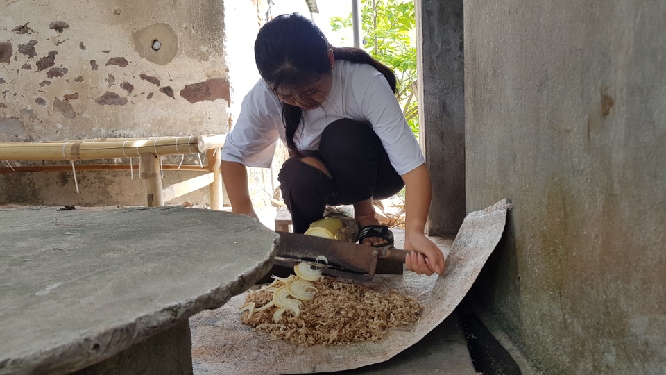 Nước mắt rơi đẫm trên giấy báo nhập học của nữ sinh nghèo xứ Nghệ - 3 Nước mắt rơi đẫm trên giấy báo nhập học của nữ sinh nghèo xứ Nghệ - 3