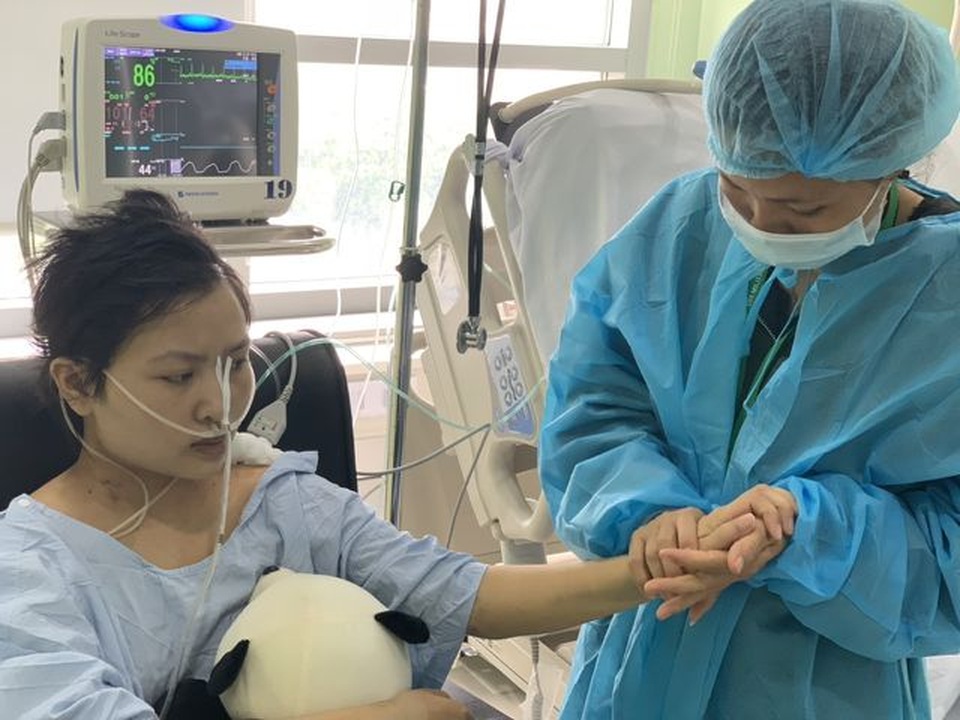 Cô sinh viên suy đa tạng hồi sinh kì diệu nhờ những tấm lòng nhân ái - 2 Cô sinh viên suy đa tạng hồi sinh kì diệu nhờ những tấm lòng nhân ái - 2