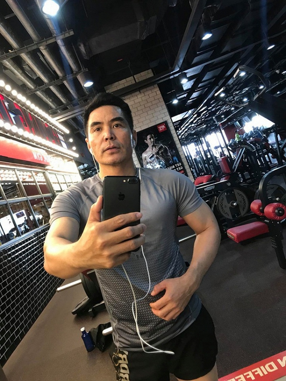 Trung Dũng khoe cơ bắp cuồn cuộn ở tuổi 46 - 2 Trung Dũng khoe cơ bắp cuồn cuộn ở tuổi 46 - 2
