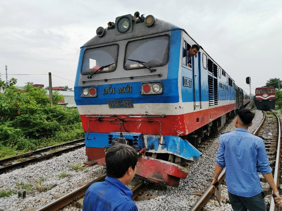 Tàu hỏa húc văng xe tải chết máy nằm giữa đường ray - 3