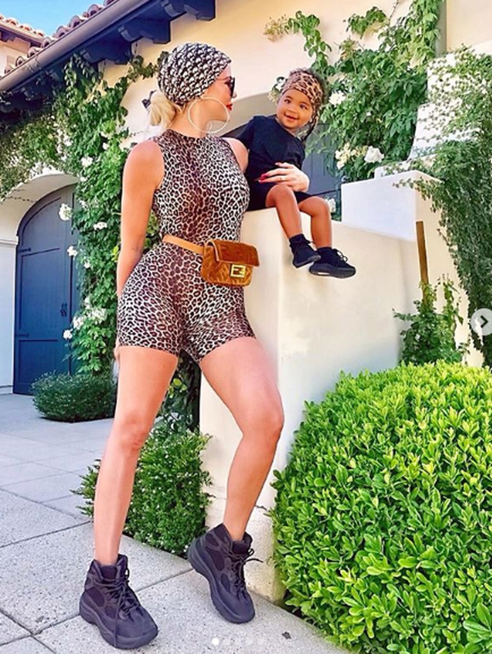 Khloe Kardashian khoe dáng bốc lửa trên biển - 7 Khloe Kardashian khoe dáng bốc lửa trên biển - 7