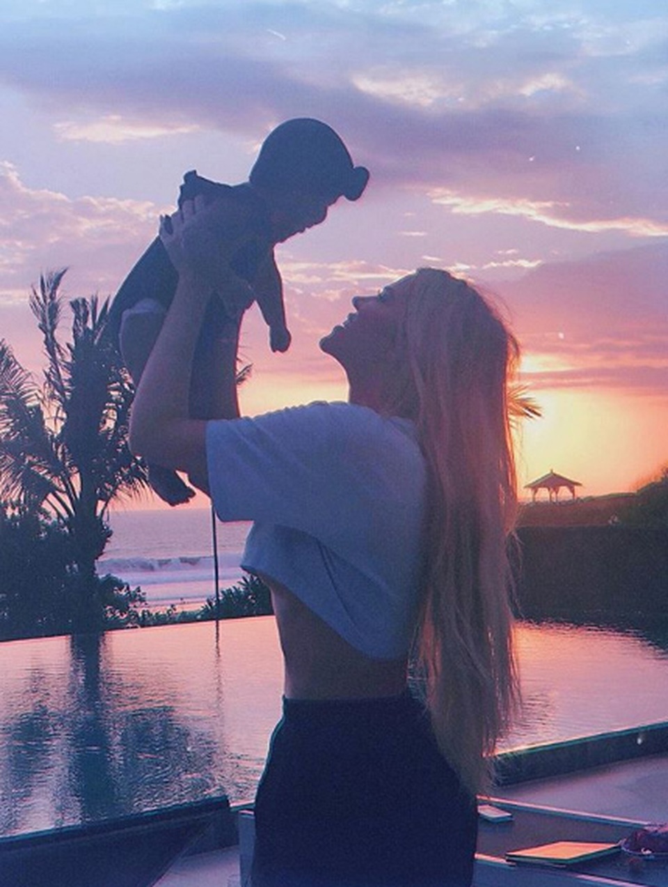 Khloe Kardashian khoe dáng bốc lửa trên biển - 8 Khloe Kardashian khoe dáng bốc lửa trên biển - 8