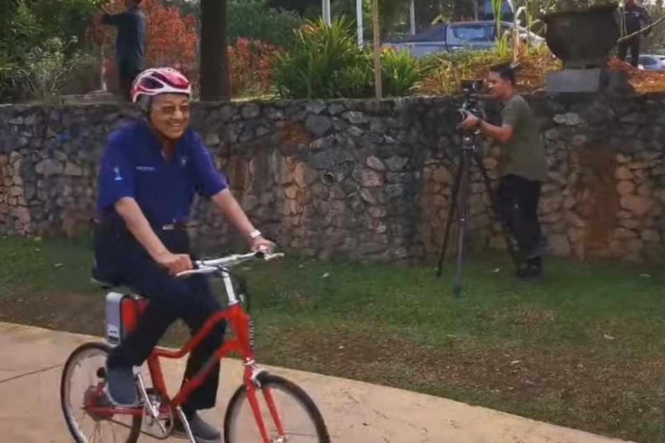 Thủ tướng Malaysia 94 tuổi gây “bão” mạng vì đạp xe 11 km - 1 Thủ tướng Malaysia 94 tuổi gây “bão” mạng vì đạp xe 11 km - 1