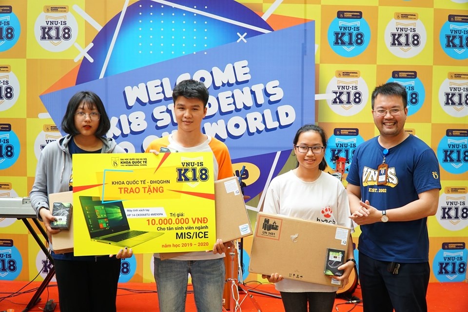 Nữ sinh tặng máy tính được thưởng cho bạn thân có hoàn cảnh khó khăn - 1 Nữ sinh tặng máy tính được thưởng cho bạn thân có hoàn cảnh khó khăn - 1