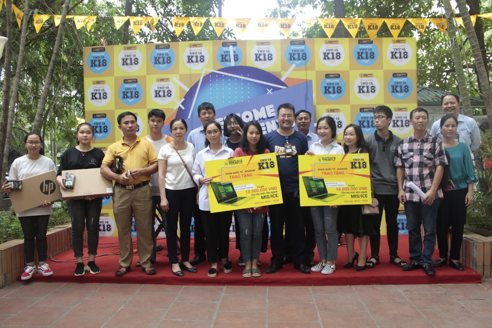 Nữ sinh tặng máy tính được thưởng cho bạn thân có hoàn cảnh khó khăn - 2 Nữ sinh tặng máy tính được thưởng cho bạn thân có hoàn cảnh khó khăn - 2