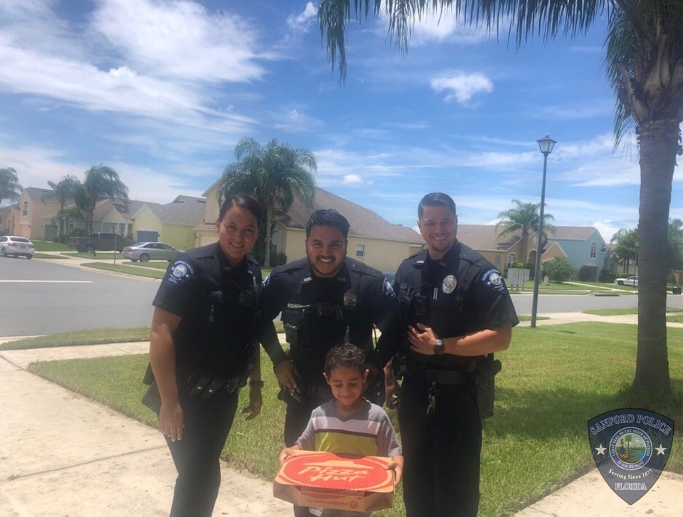 Dân mạng thích thú với câu chuyện về cậu bé gọi điện cho cảnh sát để... đặt bánh pizza và cái kết bất ngờ - 1 Dân mạng thích thú với câu chuyện về cậu bé gọi điện cho cảnh sát để... đặt bánh pizza và cái kết bất ngờ - 1