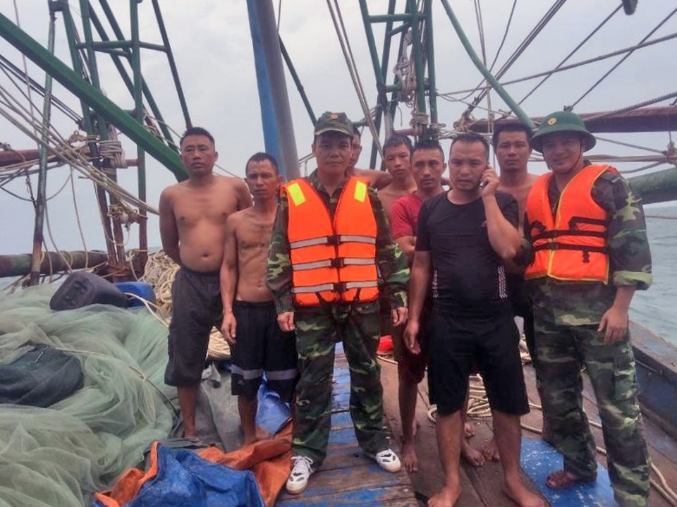 Bộ đội Biên phòng cứu nạn thành công 7 thuyền viên - 1 Bộ đội Biên phòng cứu nạn thành công 7 thuyền viên - 1