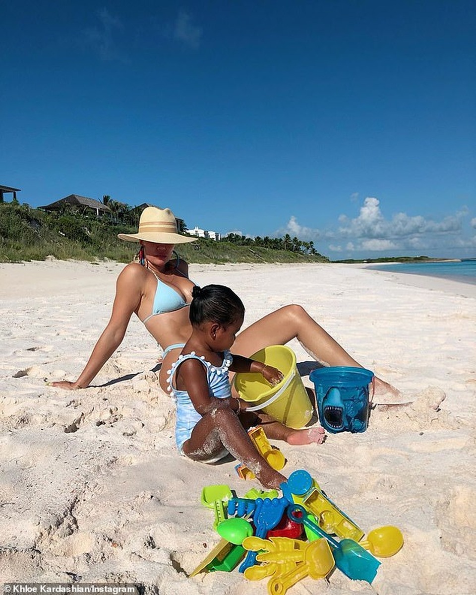 Khloe Kardashian khoe dáng bốc lửa trên biển - 4 Khloe Kardashian khoe dáng bốc lửa trên biển - 4