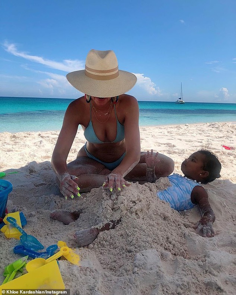 Khloe Kardashian khoe dáng bốc lửa trên biển - 6 Khloe Kardashian khoe dáng bốc lửa trên biển - 6