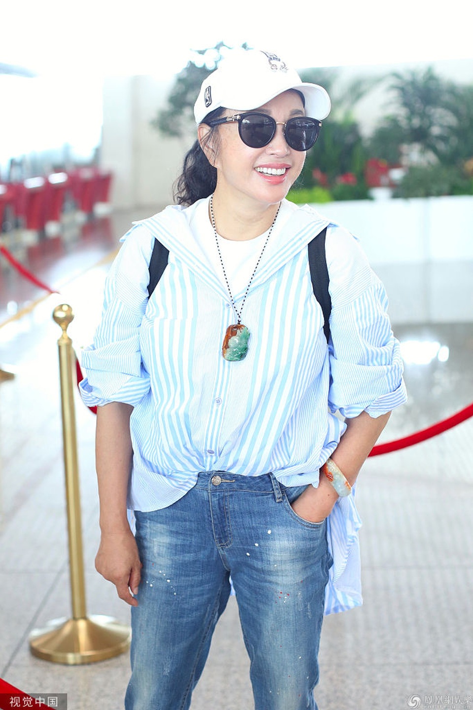 63 tuổi, Lưu Hiểu Khánh trẻ trung từ phong cách thời trang đến dáng vóc - 2