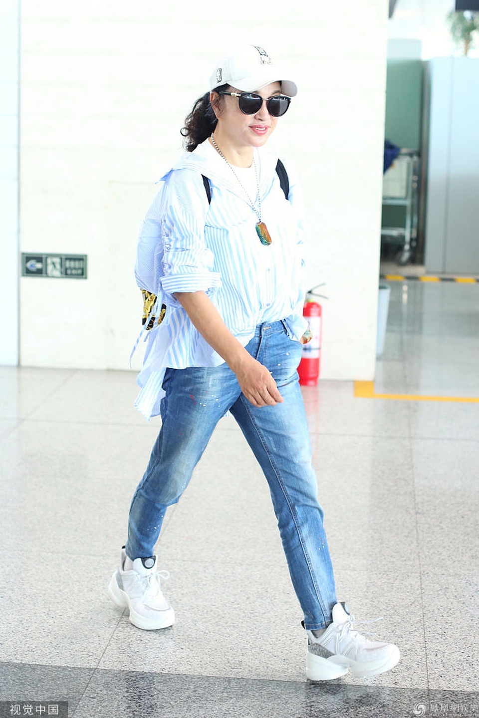 63 tuổi, Lưu Hiểu Khánh trẻ trung từ phong cách thời trang đến dáng vóc - 6