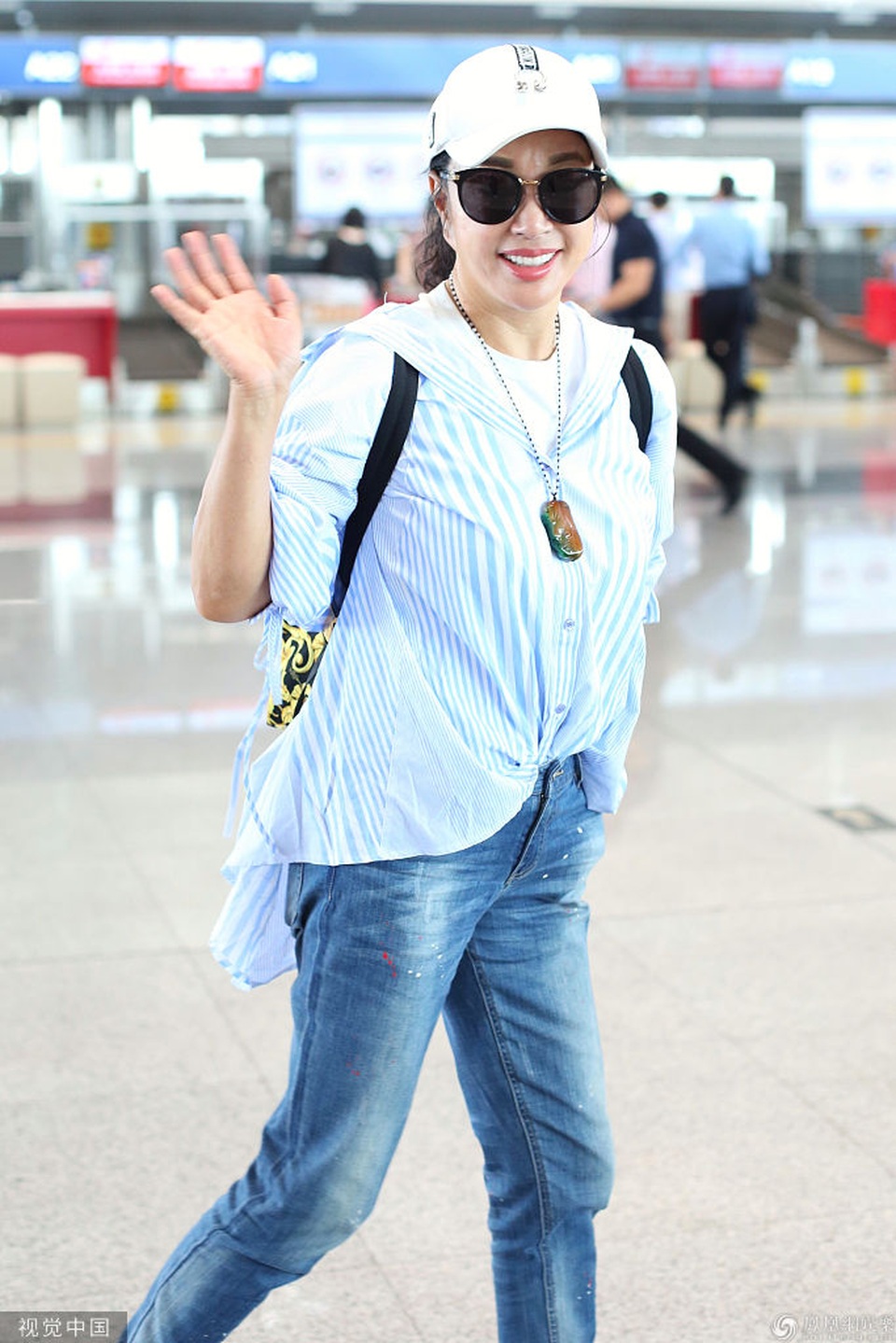 63 tuổi, Lưu Hiểu Khánh trẻ trung từ phong cách thời trang đến dáng vóc - 5