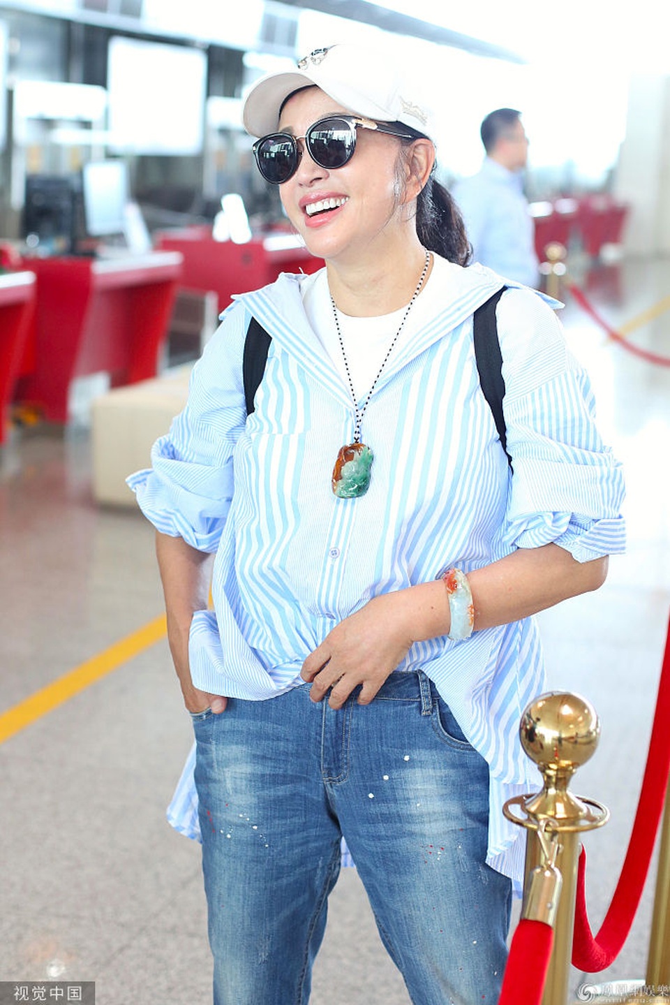 63 tuổi, Lưu Hiểu Khánh trẻ trung từ phong cách thời trang đến dáng vóc - 4