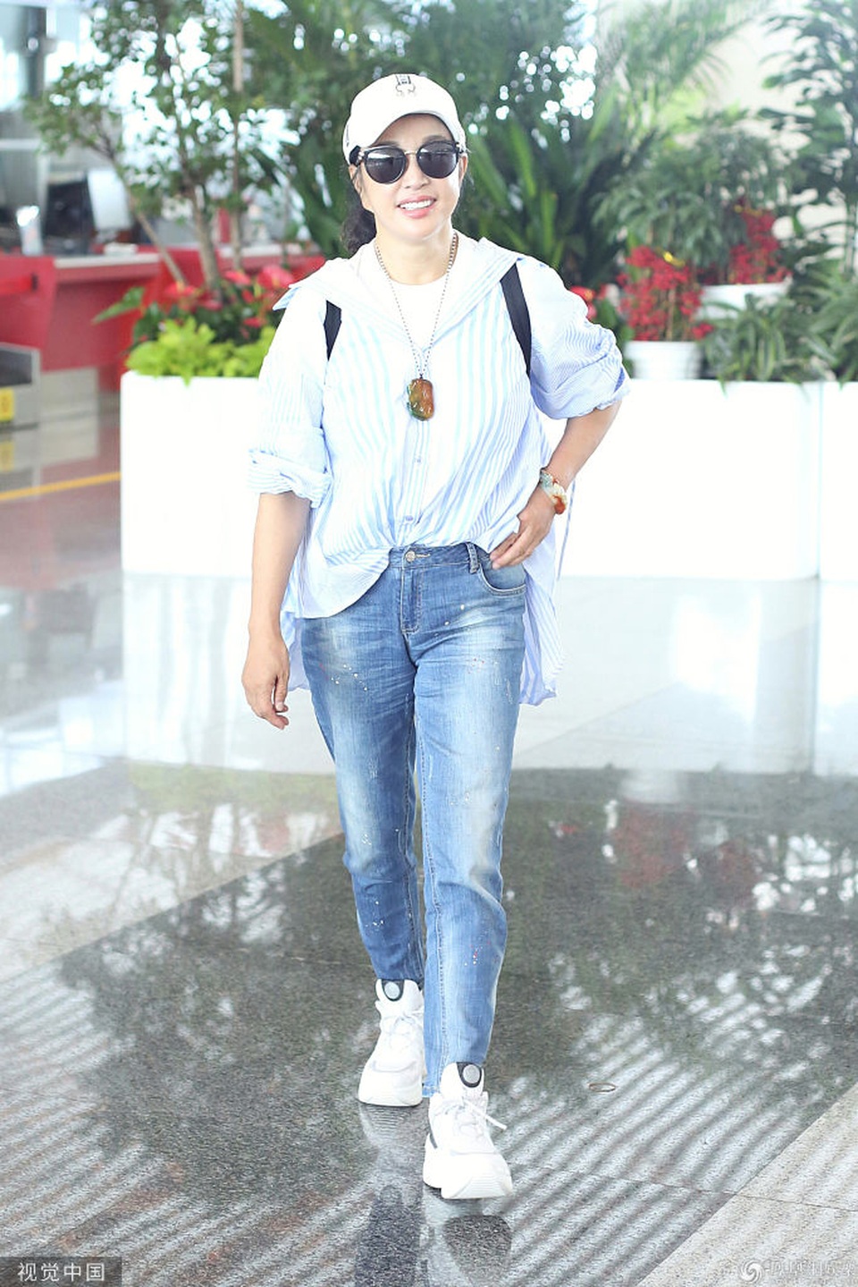 63 tuổi, Lưu Hiểu Khánh trẻ trung từ phong cách thời trang đến dáng vóc - 1