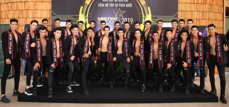 “Bỏng mắt” với màn trình diễn trang phục biển của Top 30 “Quý ông Việt Nam 2019” - 1 “Bỏng mắt” với màn trình diễn trang phục biển của Top 30 “Quý ông Việt Nam 2019” - 1