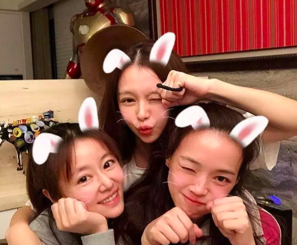Lâm Tâm Như khoe ảnh mặt mộc bên hội bạn thân toàn ngôi sao - 2 Lâm Tâm Như khoe ảnh mặt mộc bên hội bạn thân toàn ngôi sao - 2