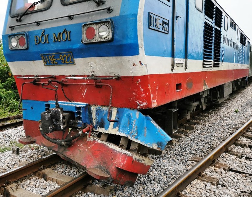 Tàu hỏa húc văng xe tải chết máy nằm giữa đường ray - 2