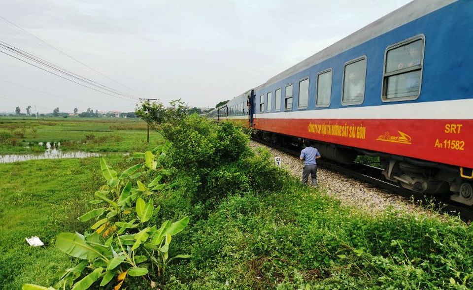 Tàu hỏa húc văng xe tải chết máy nằm giữa đường ray - 4